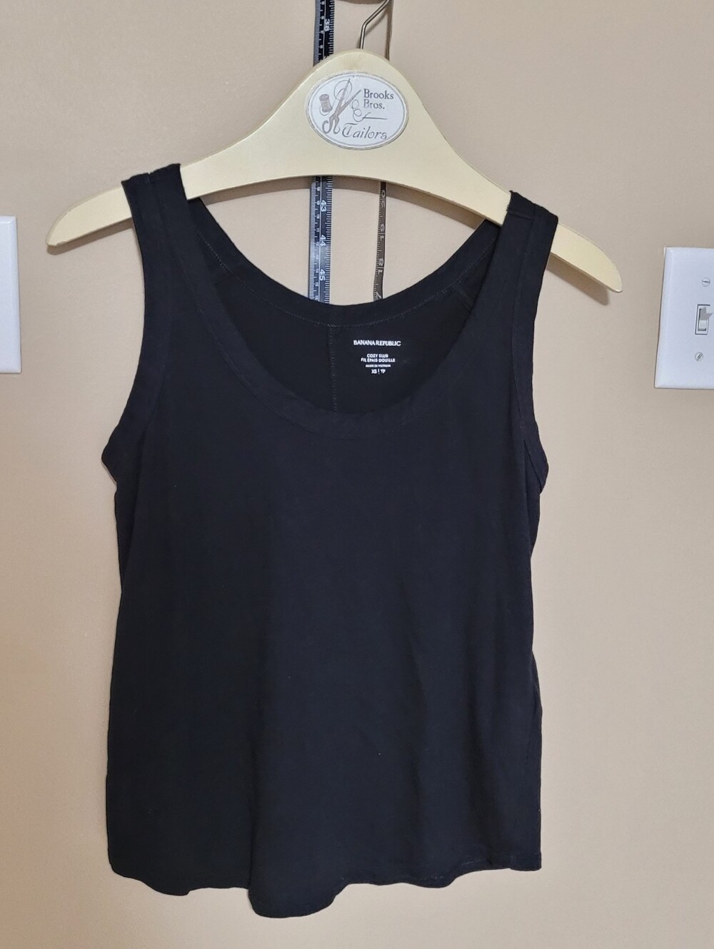 💜2 for $10💜 Bundle and save Banana Republic Black Scoop Neck Tank Top